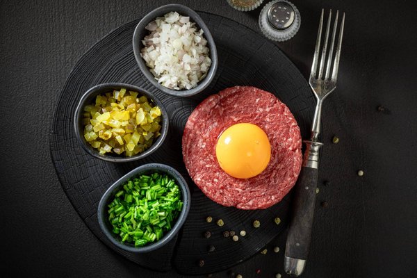 Quel est l'impact d'un régime alimentaire riche en protéines sur la santé d'un glouton captif?